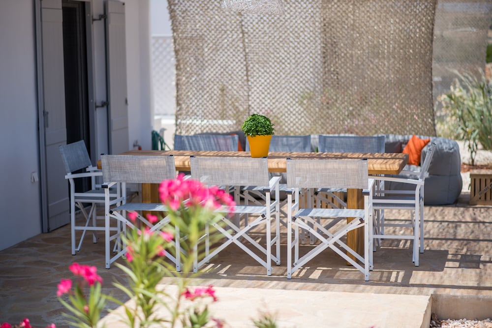 Фото Funky holiday home with pool, next to the beach by VillaRentalsgr