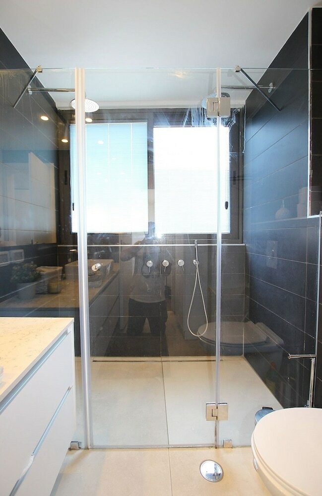 Фото 2 Bedroom Apartment with Hot Tub Facing Bograshov Beach