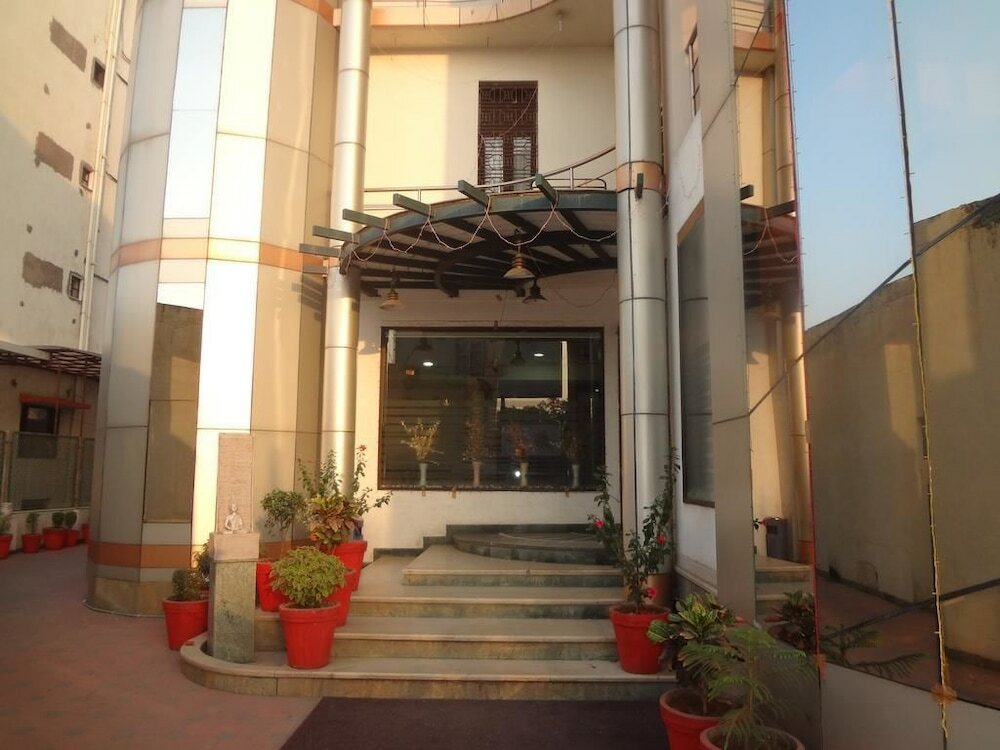 Фото Hotel Airport Plaza