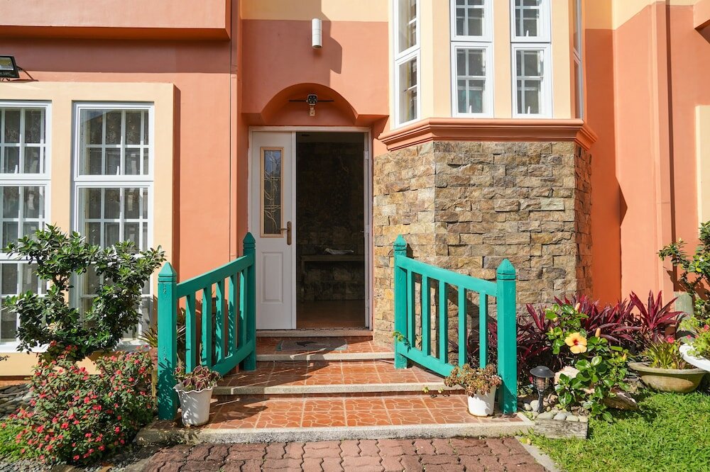 Фото Charming Tagaytay Vacation Home