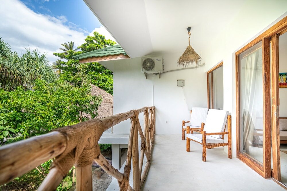 Фото Tiki Beach Club and Resort