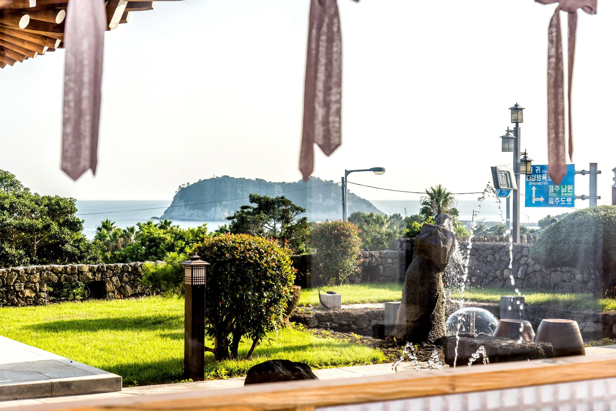 Фото Jeju Hanok Hotel Hallagung