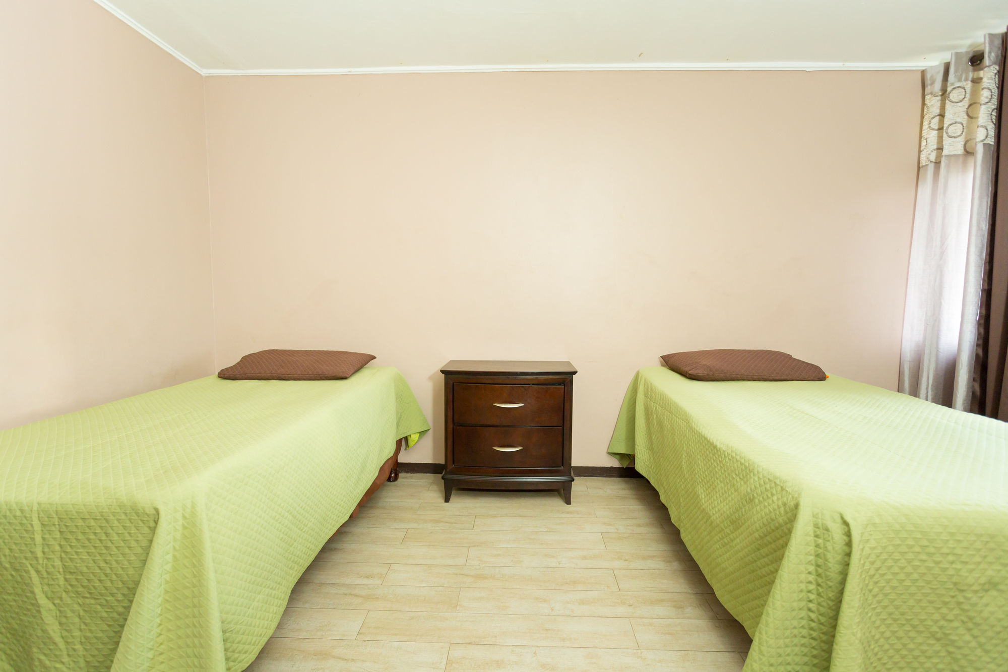 Фото New Kingston Ca Guest Apartment VI