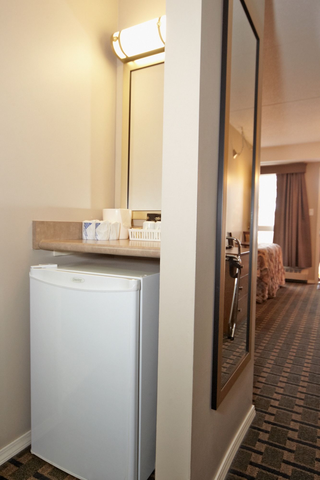 Фото Colonial Square Inn & Suites