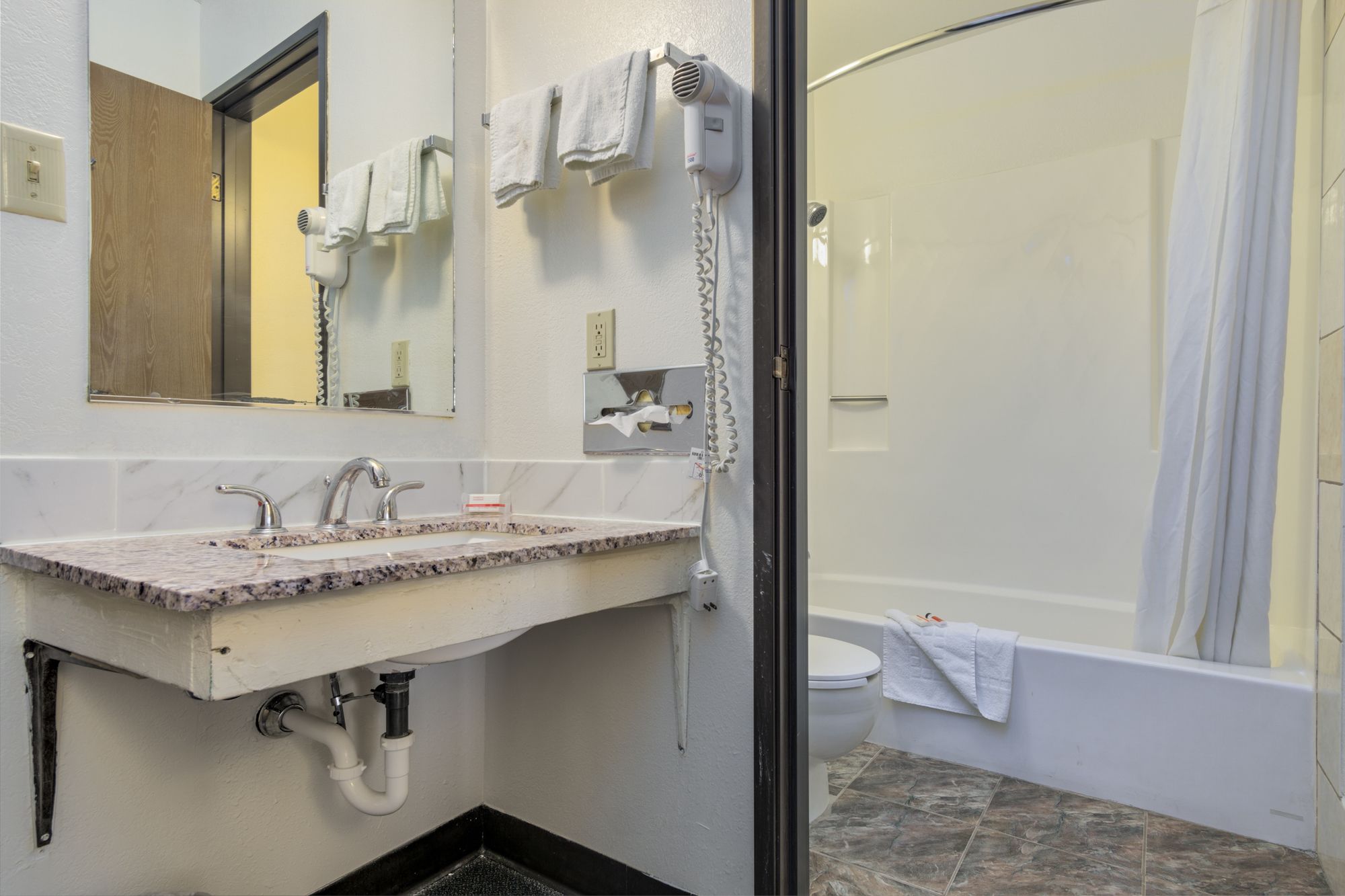 Фото Super 8 Limon