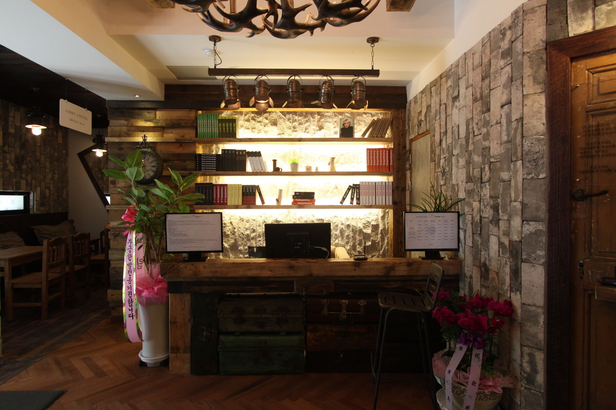 Фото February Hotel Hwanggeum