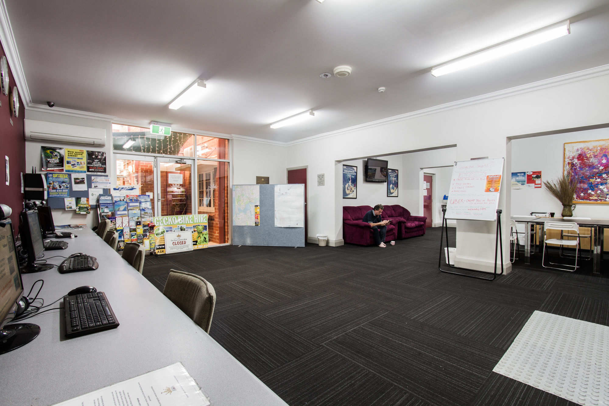 Фото The Emperors Crown Hostel