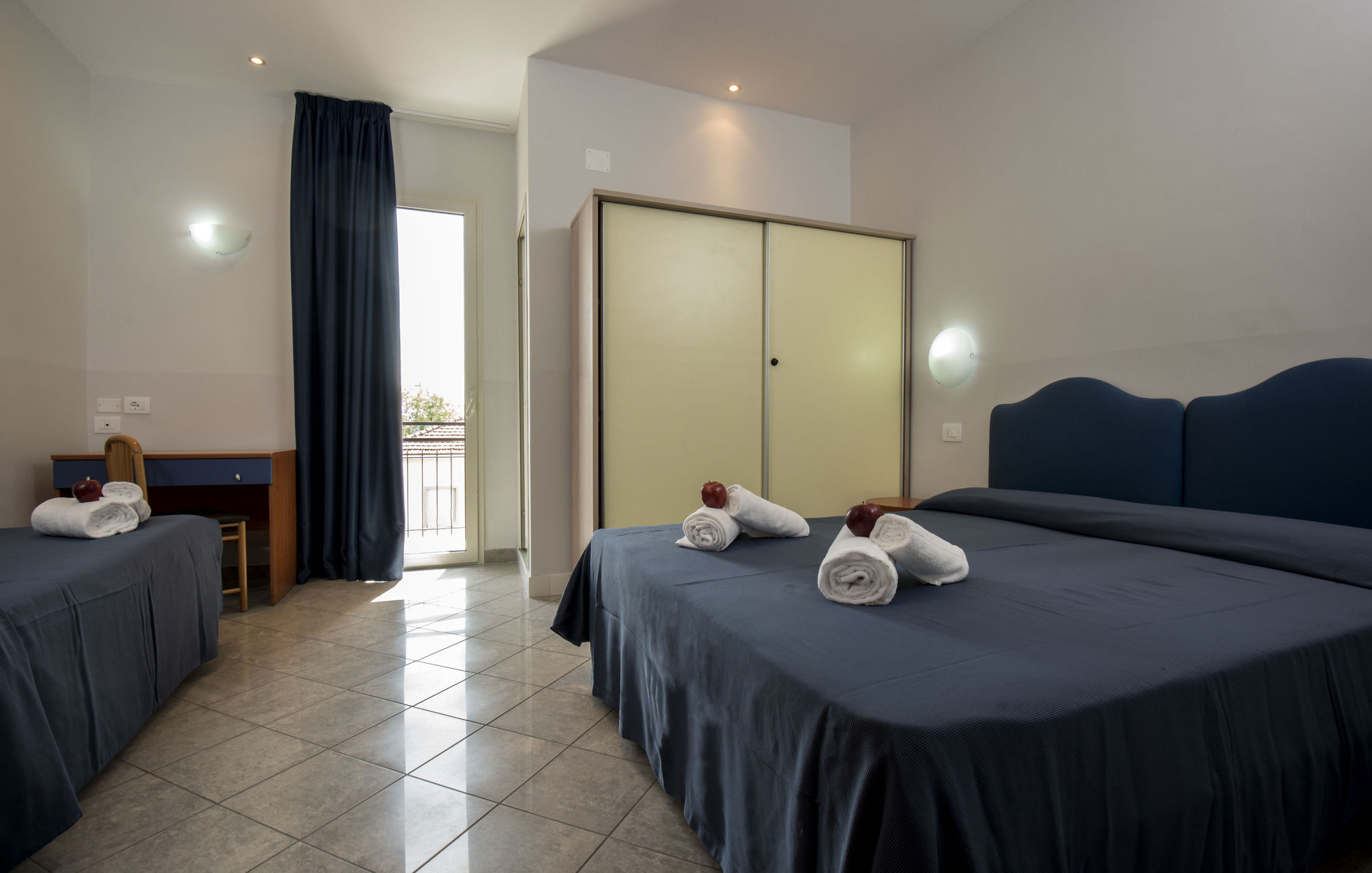 Фото Hotel Scarlet