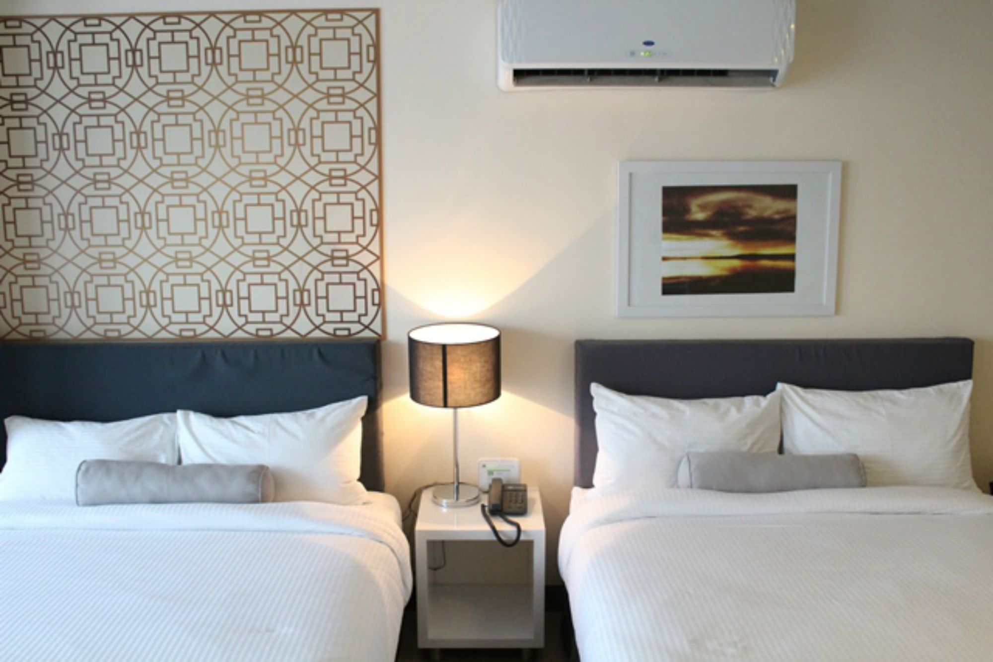 Фото CSuites at Two Central Residences