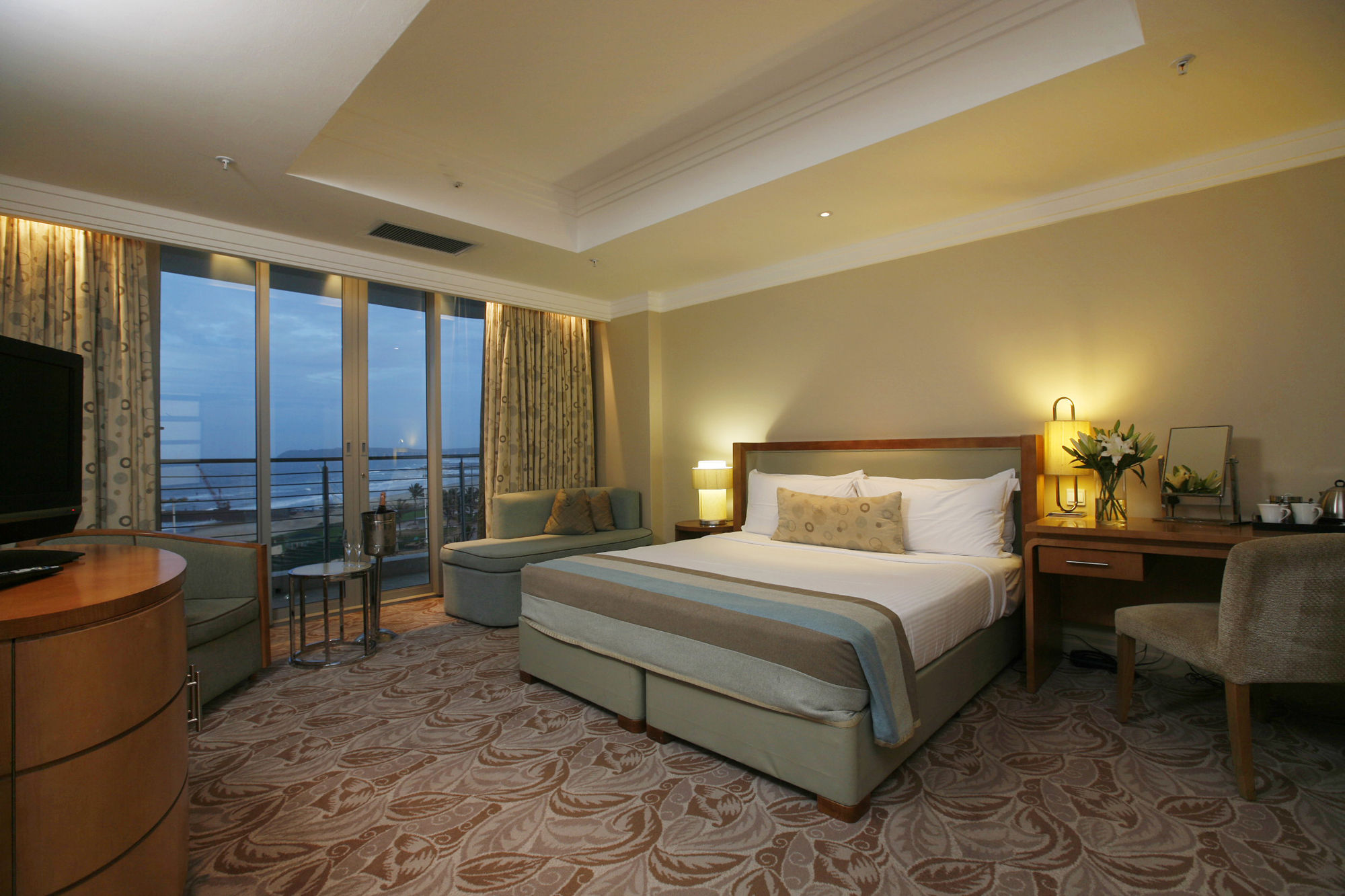 Фото Suncoast Hotel & Towers 