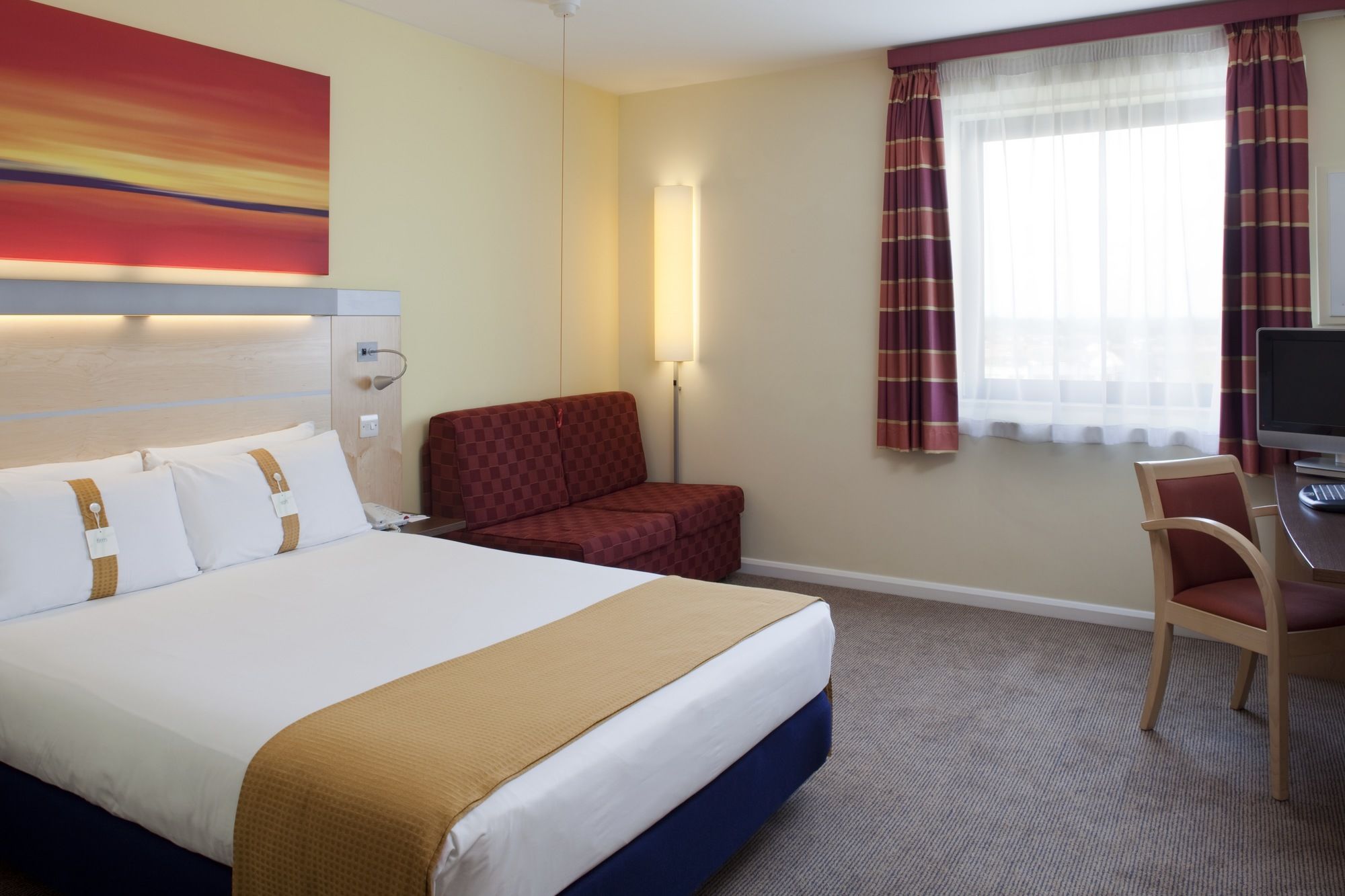 Фото Holiday Inn Express London - Newbury Park, an Ihg Hotel