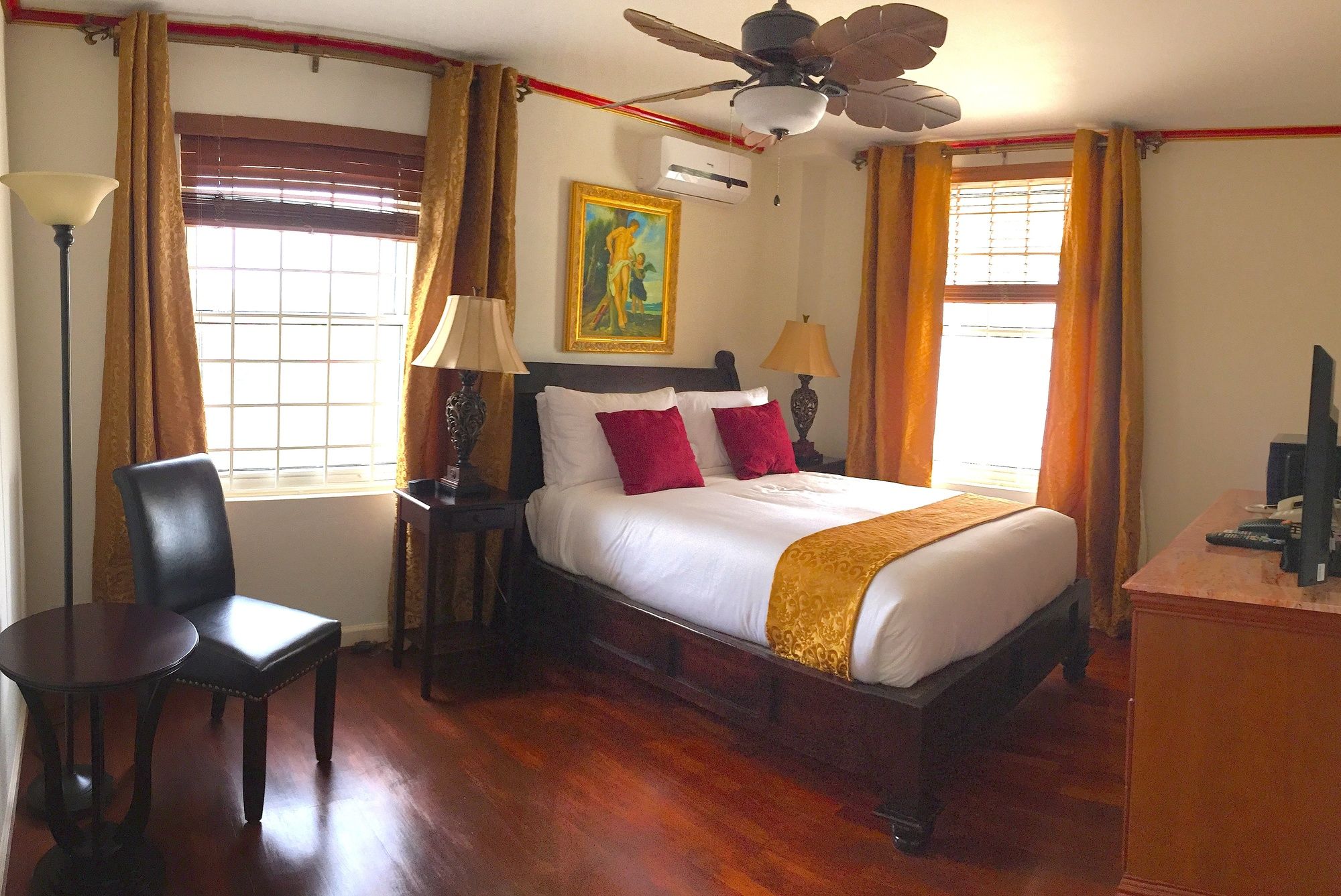 Фото Ocean West Boutique Hotel