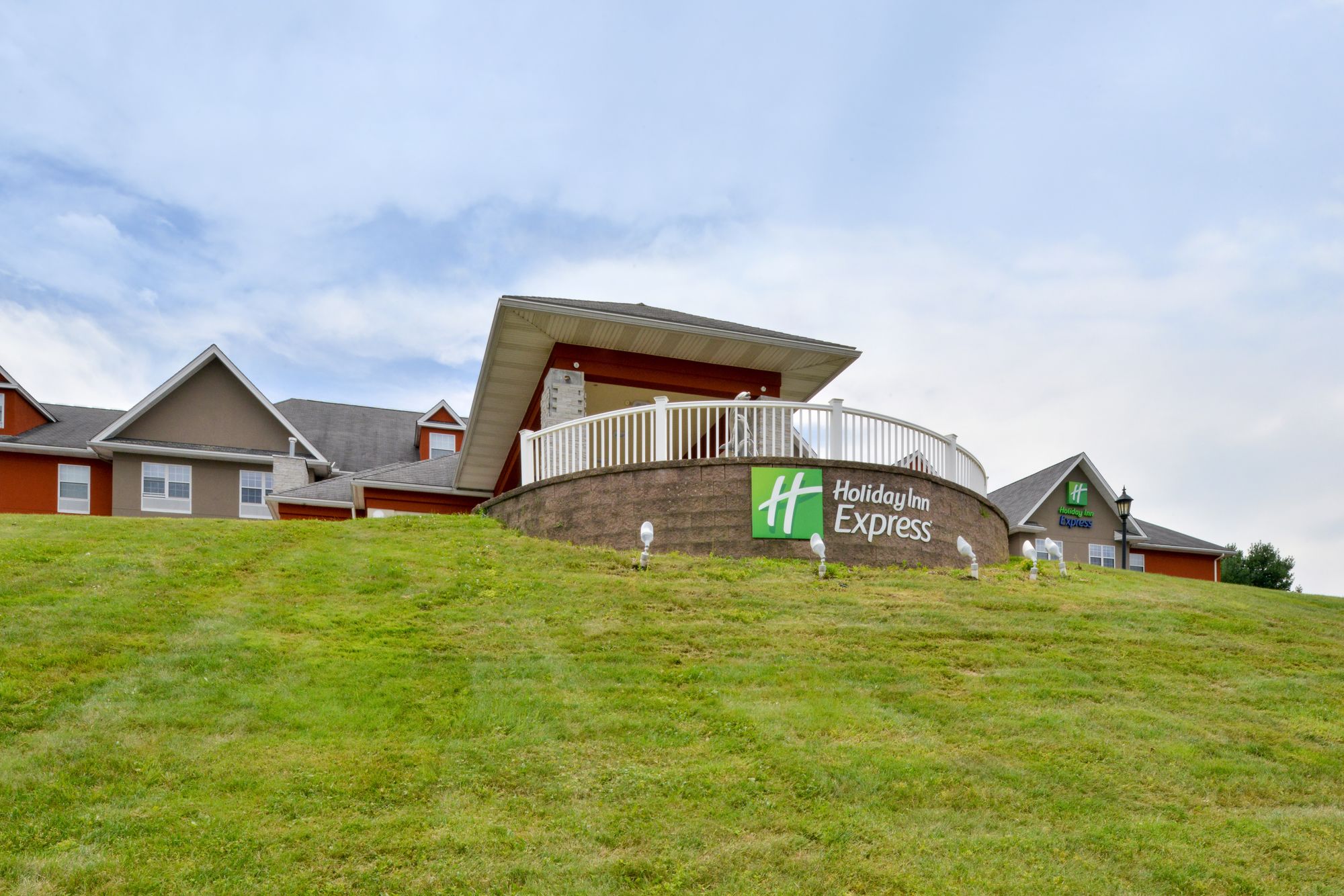 Фото Holiday Inn Express Mystic, an Ihg Hotel