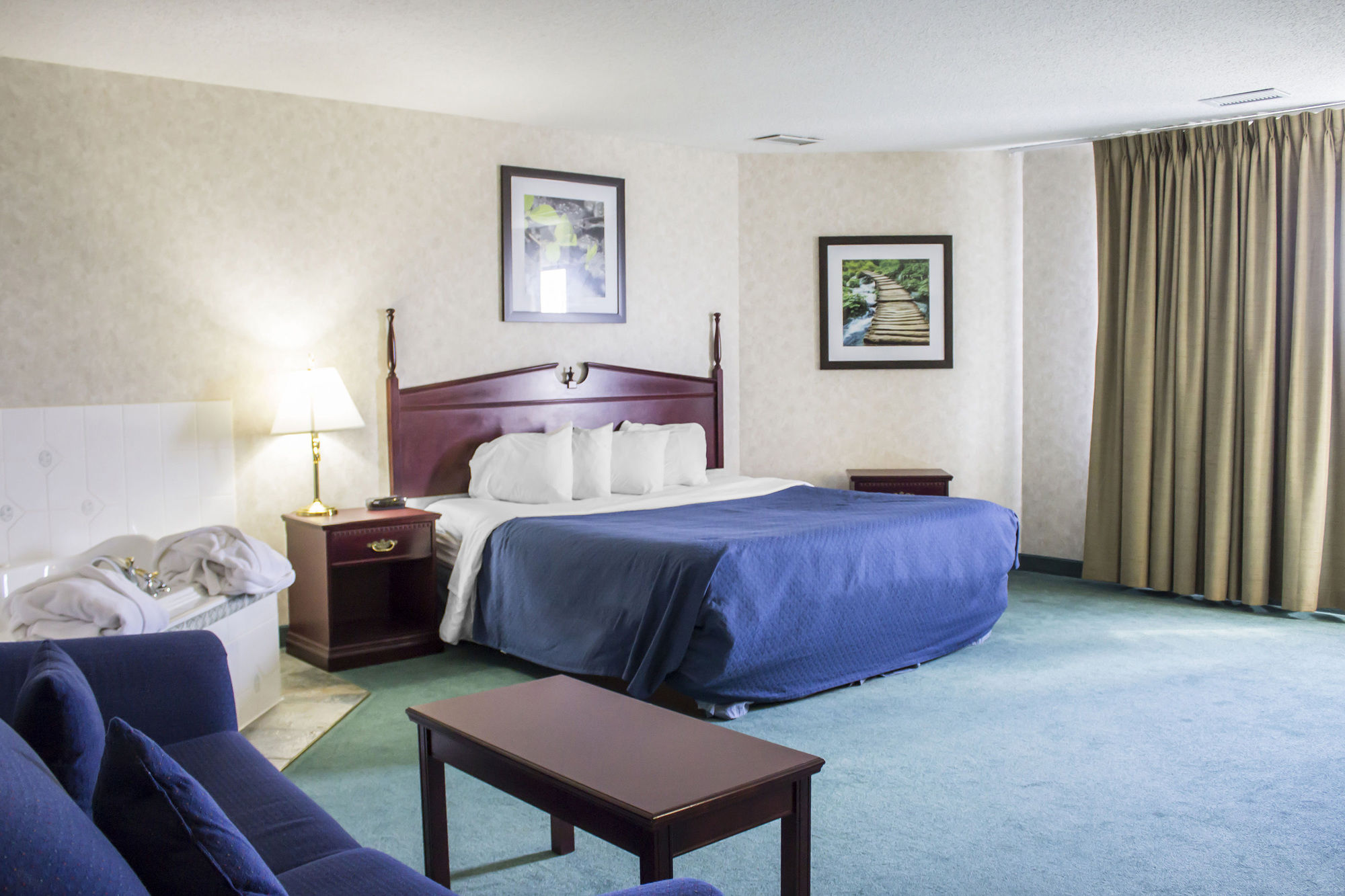 Фото Ramada by Wyndham Nisku Edmonton Airport