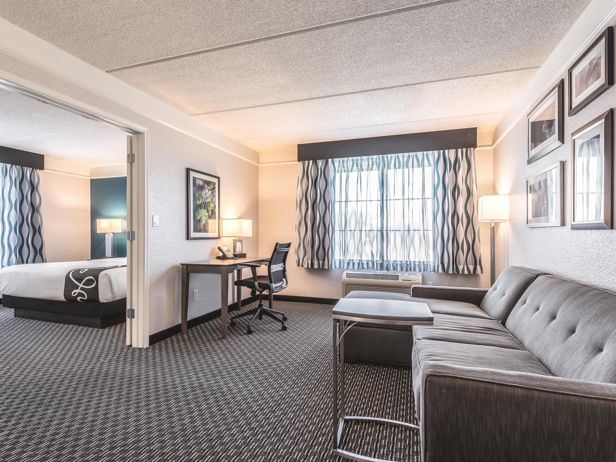 Фото La Quinta Inn & Suites by Wyndham Orlando Lake Mary