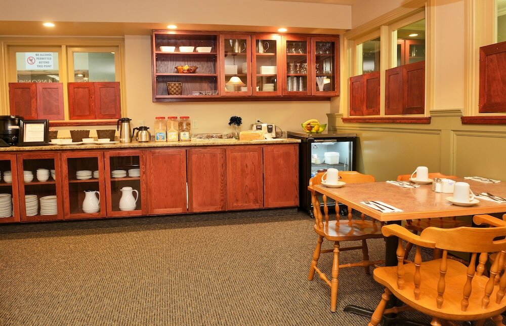 Фото Slemon Park Hotel & Conference Centre