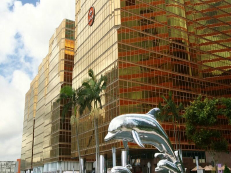 Фото The Royal Pacific Hotel and Towers