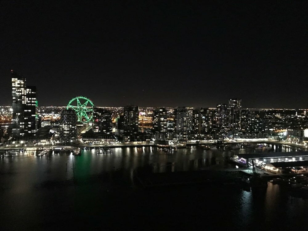 Фото Melbourne Docklands Convesso Seaview Apartment