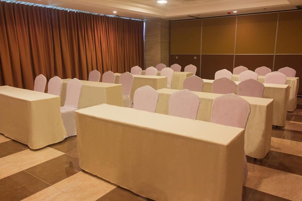 Фото One Central Hotel