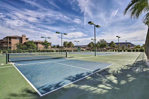 Гостиница Sunny St George Condo w Mtn-view Balcony! в Сент-Джордже