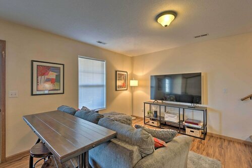 Гостиница Cozy Cedar Rapids Pad - 2 Blocks to Mercy Care! в Сидар-Рапидс