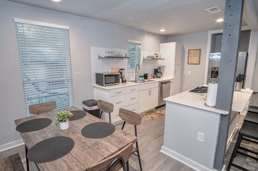 Фото Stylish 4 Br 2Ba Renovated Home Near Downtown