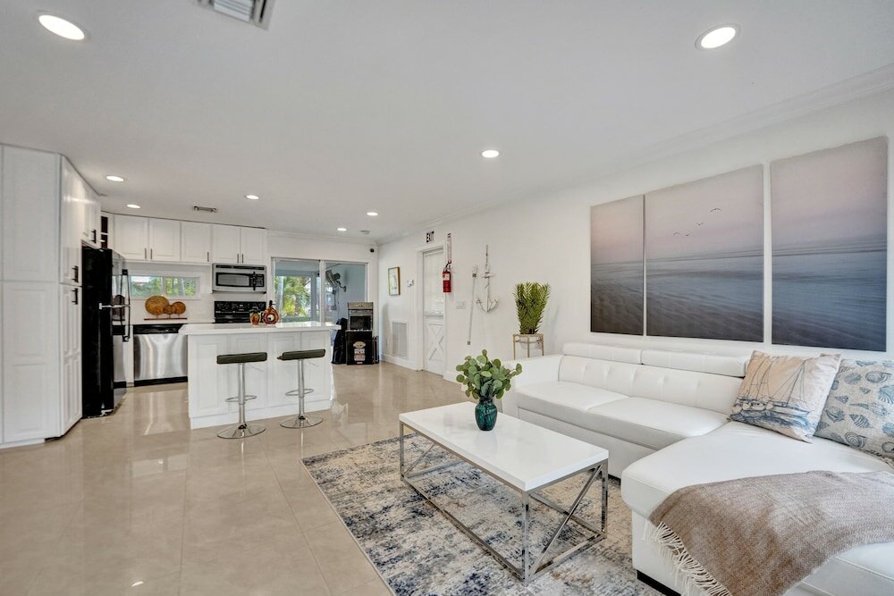 Фото Casa Lago Waterfront Home & Pool Near Hard Rock Casino