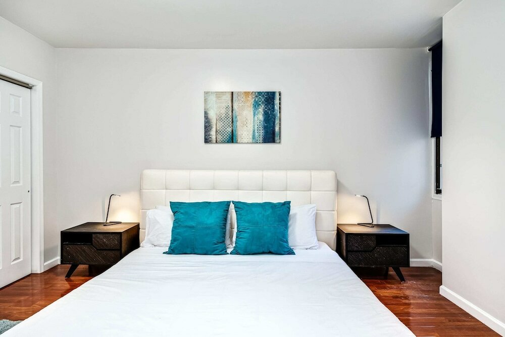 Фото Cozy and Stylish 2bd Apt With Great Location!