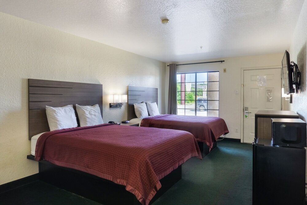 Фото Oyo Inn & Suites Medical Center San Antonio
