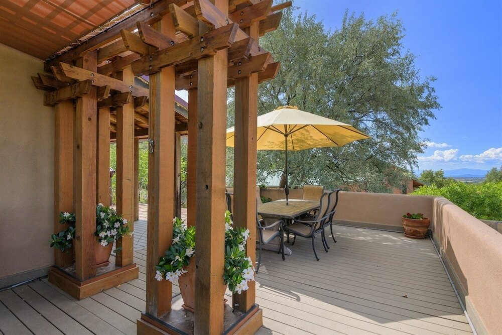 Фото Hummingbird - Spectacular Views, Stunning East Side Home, Walk to Canyon Rd