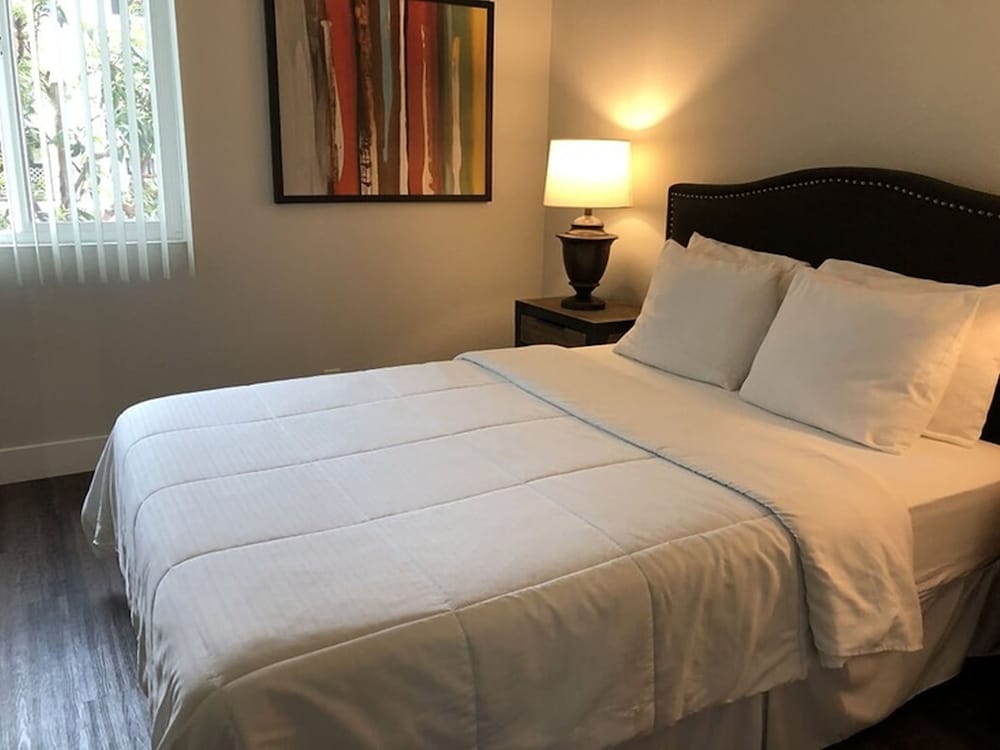 Фото Westwood La Executive Rentals