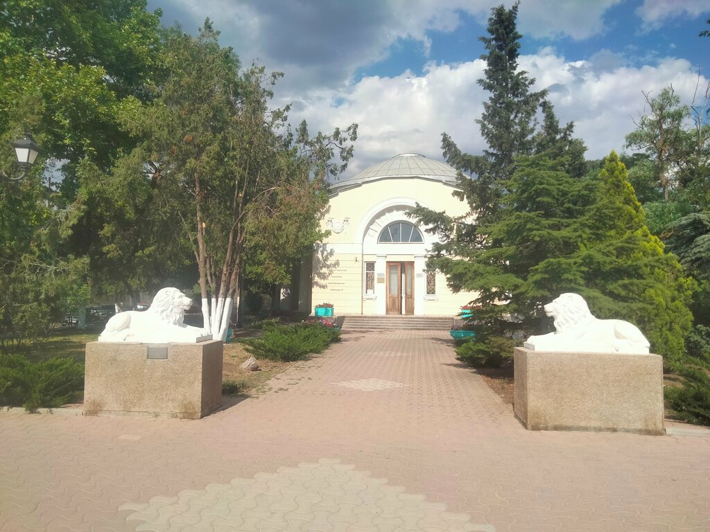 Genre sculpture Львы, Evpatoria, photo