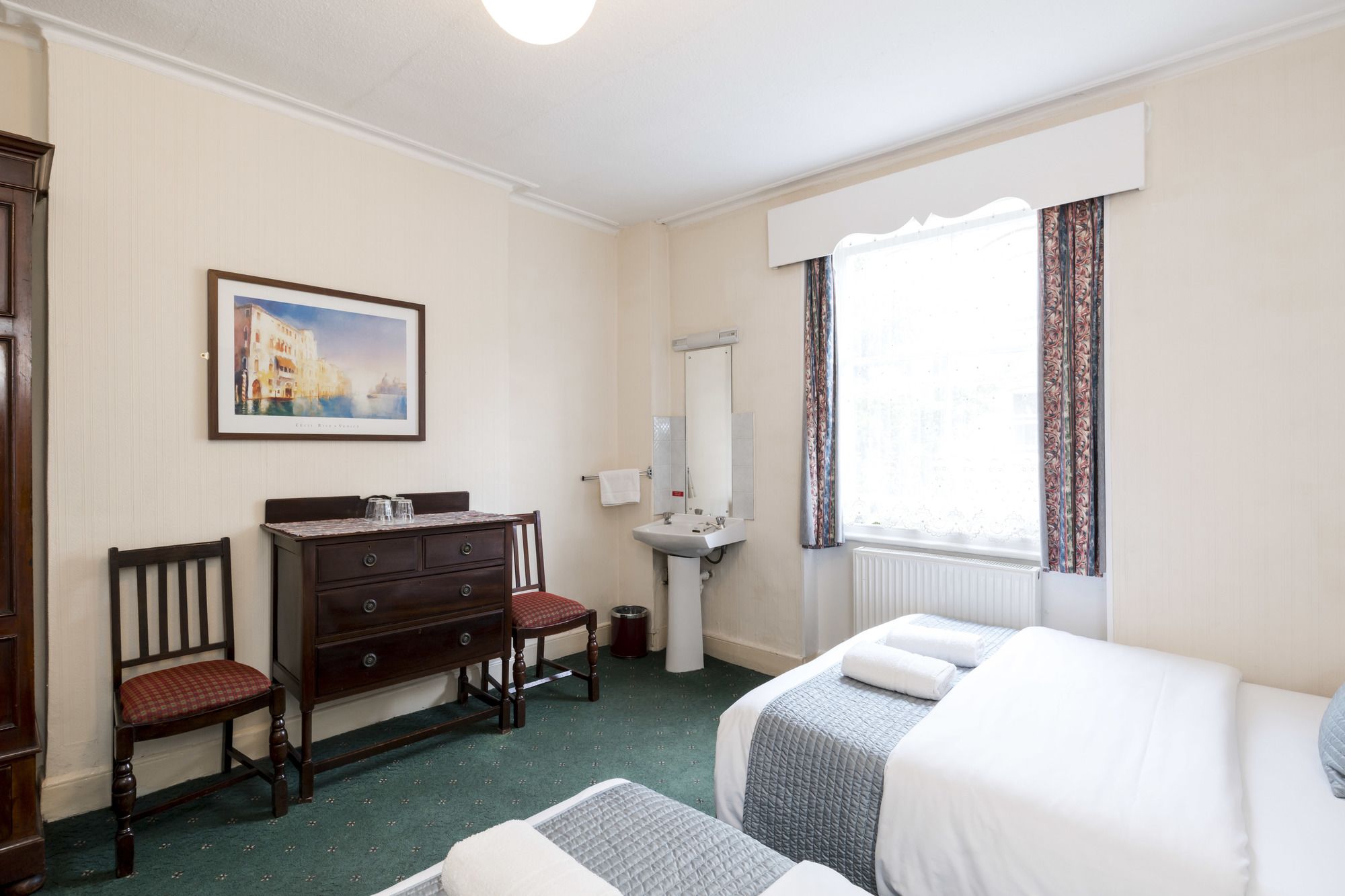 Фото St Athans Hotel