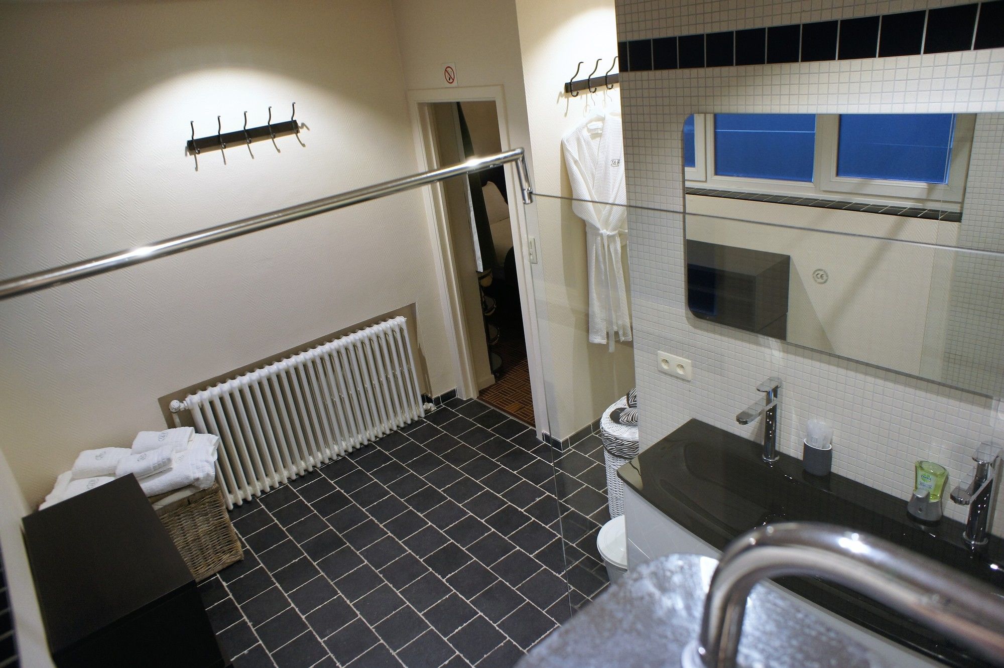 Фото J and R Brussels City Apartment