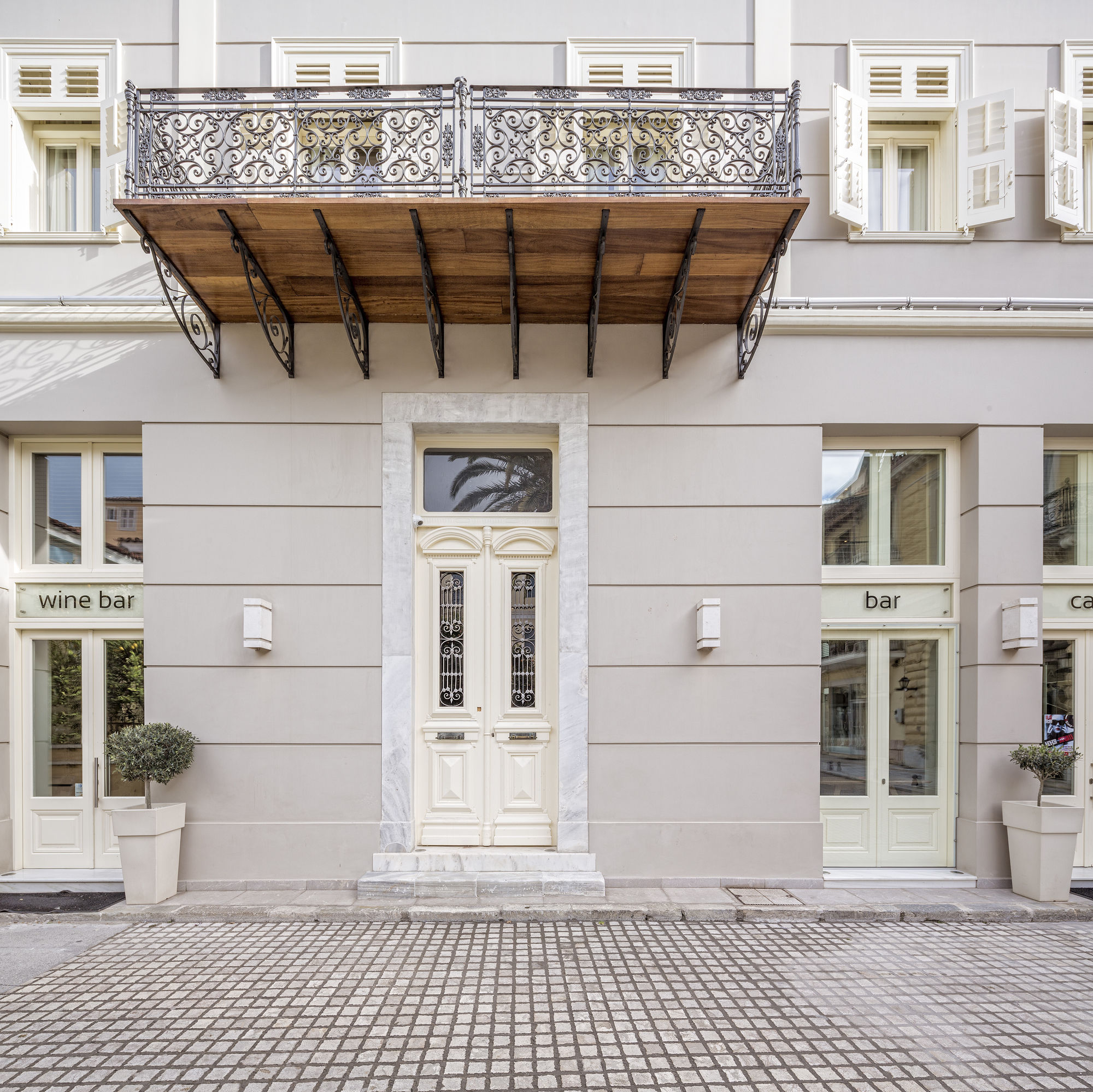 Фото 3Sixty Hotel & Suites