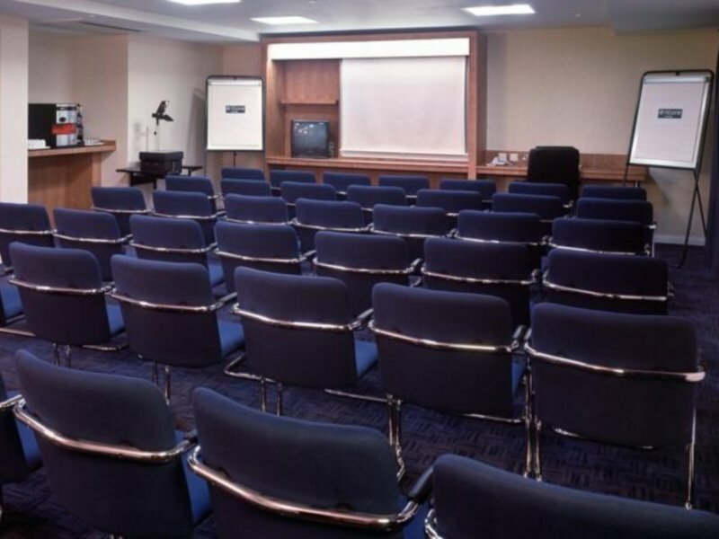 Фото Holiday Inn London - West, an Ihg Hotel