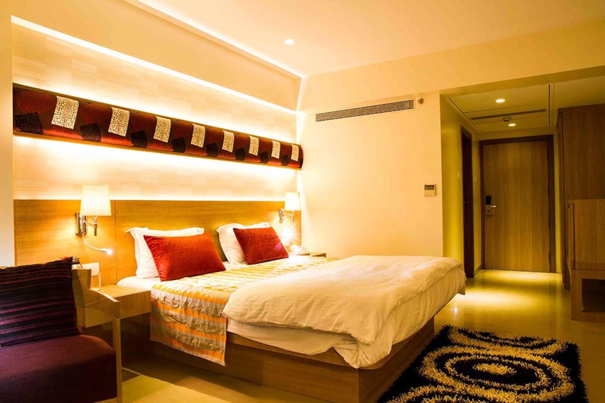 Фото The Ssk Solitaire Hotel & Banquets