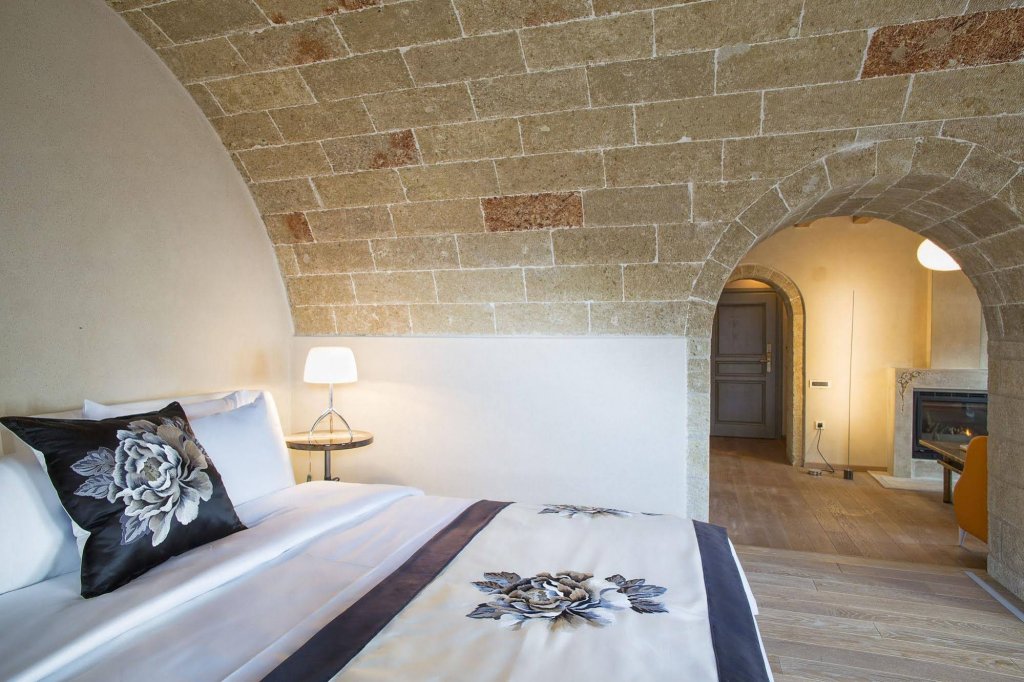 Фото Moni Emvasis Luxury Suites