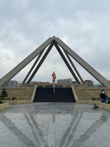 Первой русской учительнице (просп. Петра I, 96, Махачкала), жанровая скульптура в Махачкале