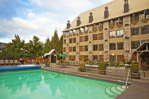 Гостиница Mountain Side Hotel Whistler by Executive в Уистлере