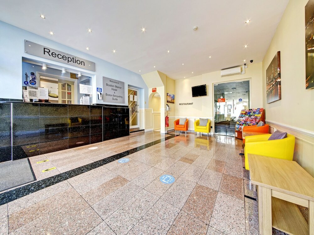 Фото Oyo Bostons Manor Hotel