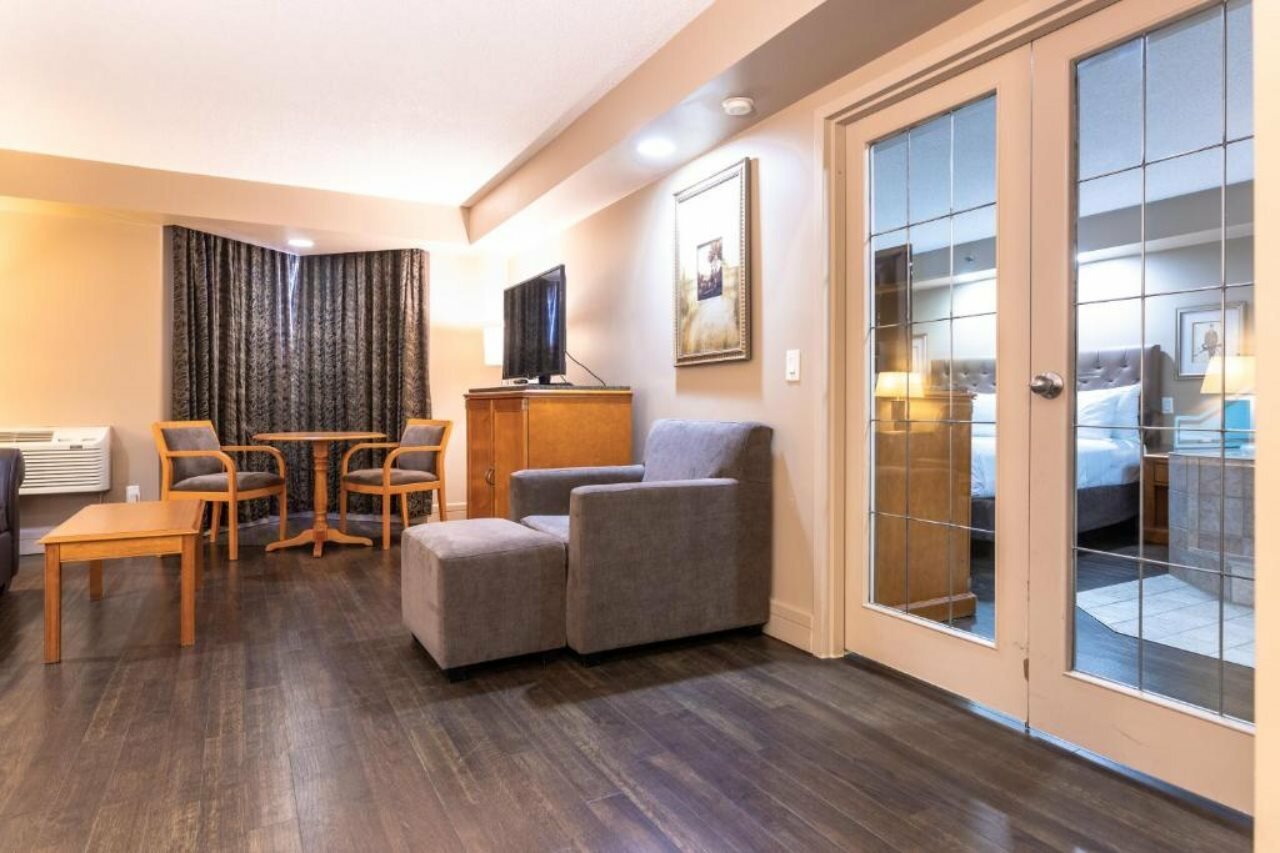 Фото Royal West Edmonton, trademark Collection