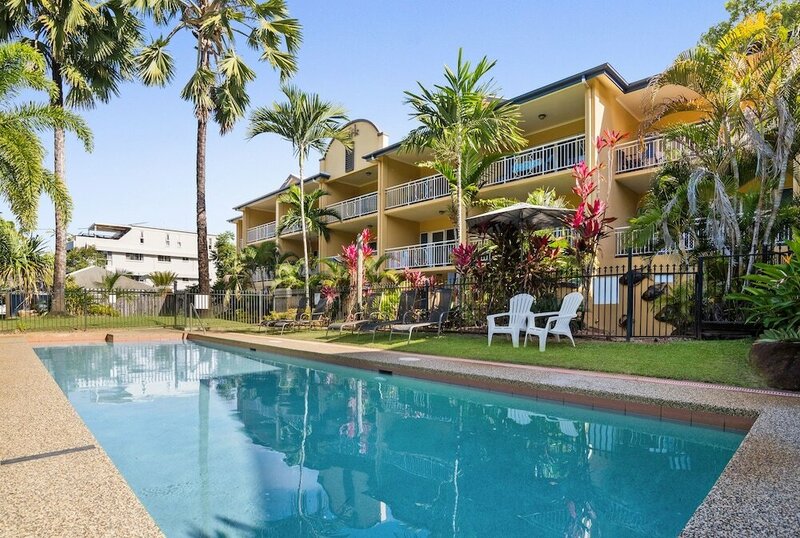 Гостиница The York Beachfront Holiday Apartments в Кэрнсе