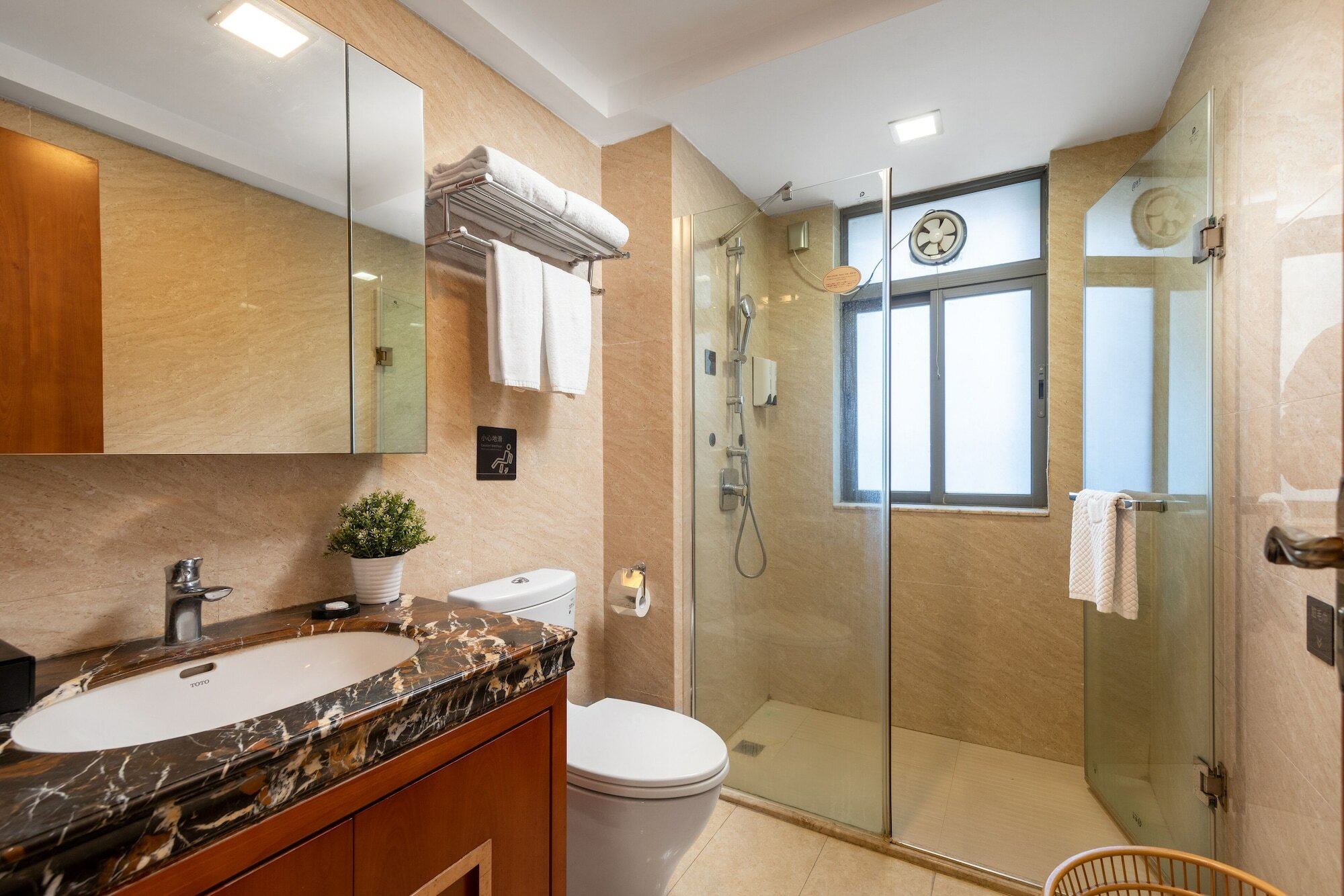 Фото Poltton International Apartment