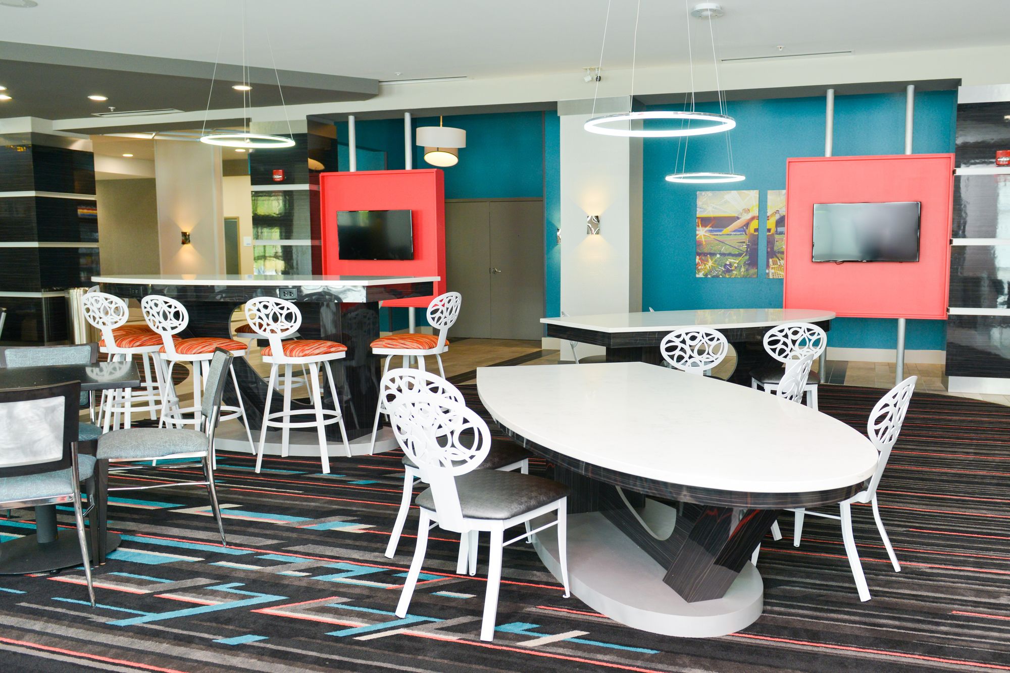 Фото Holiday Inn Express & Suites Charlotte Airport, an Ihg Hotel