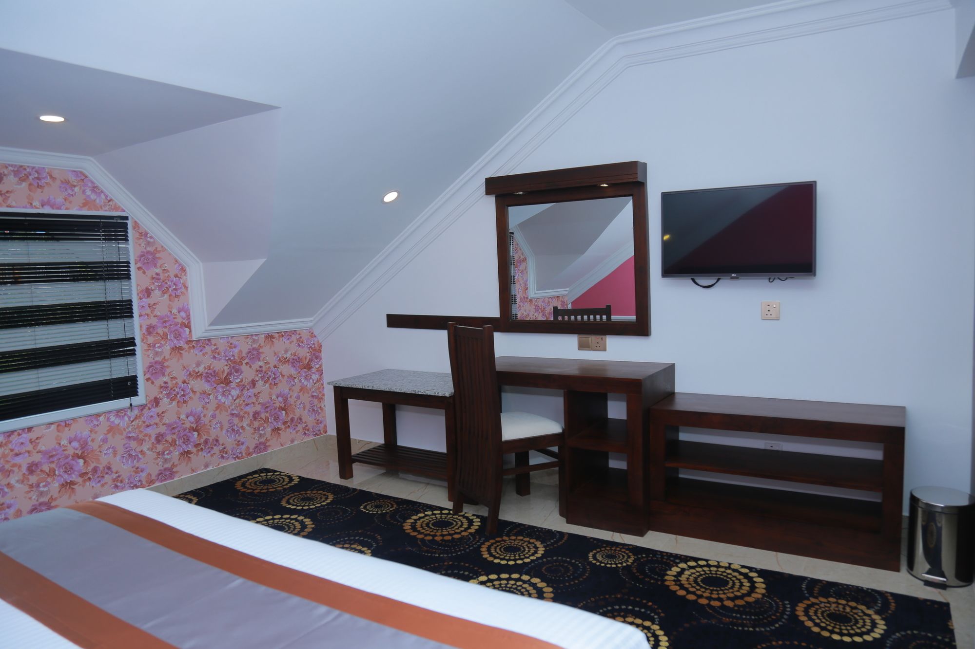 Фото Galaxy Grand Hotel