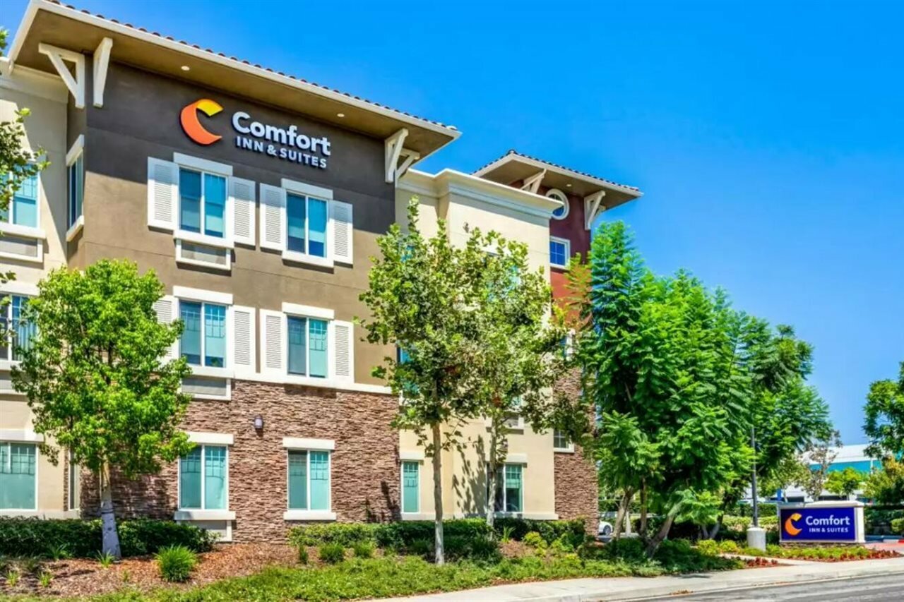 Фото Comfort Inn & Suites near Ontario Airport