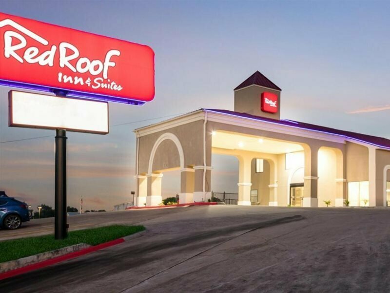 Гостиница Red Roof Inn & Suites Austin East - Manor