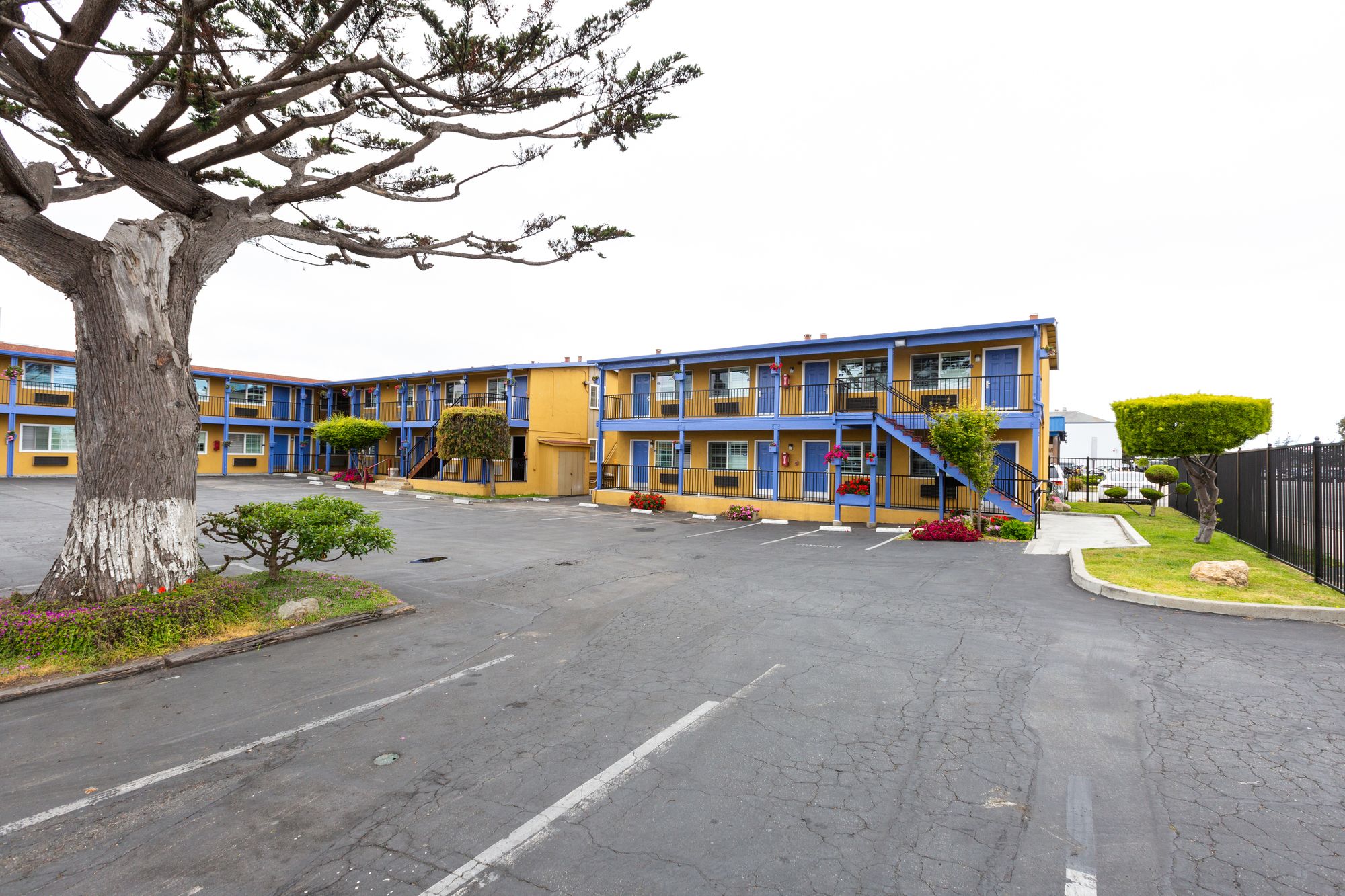 Фото SureStay Hotel by Best Western Seaside Monterey