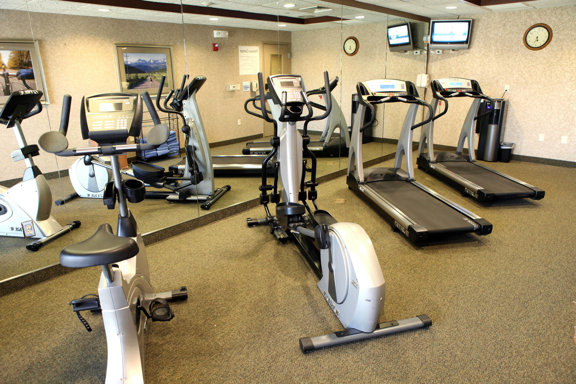 Фото Holiday Inn Express and Suites Springfield Medical District, an Ihg Hotel